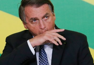 Bolsonaro volta a ameaçar não renovar concessão da Globo.