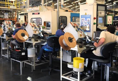 Faturamento da indústria cresce 6,5% no semestre, mas recuo recente acende alerta da CNI