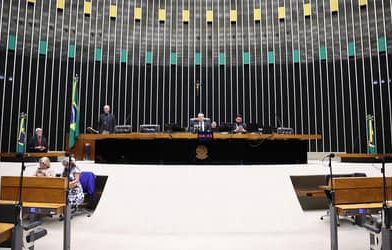 Em meio à análise da redução de jornada, Congresso terá semana esvaziada por feriado
